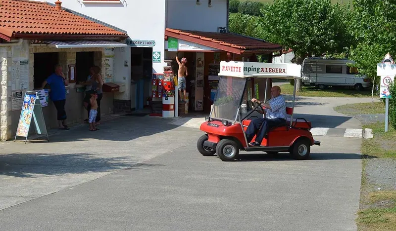 L'accueil du Camping Alegera et sa voiturette