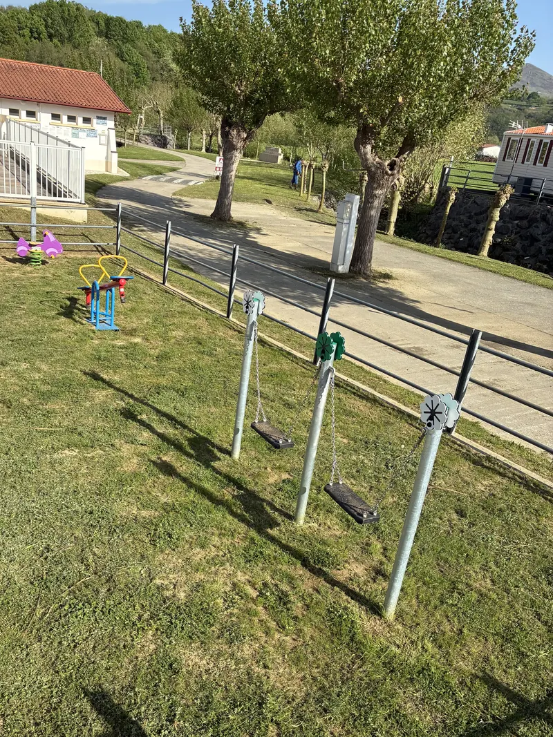 Aire de jeux pour enfants de 3 à 10 ans