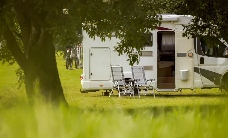 Camping-car installé sur un emplacement ombragé du Camping Alegera