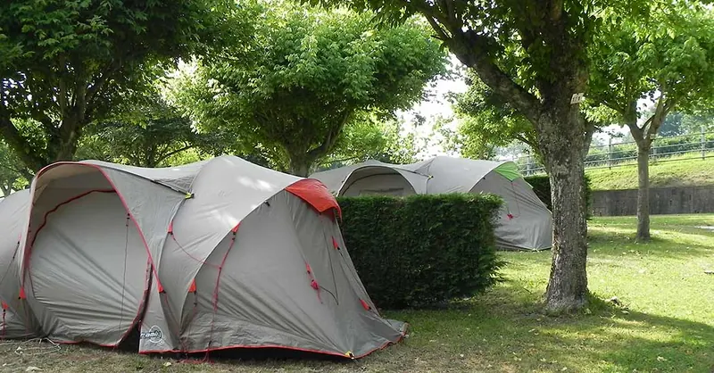 Emplacement ombragé pour tente au camping