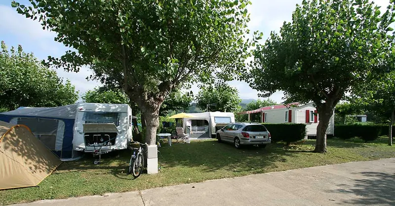 Caravanes installées sur des emplacements délimités par des haies