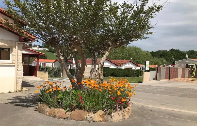 Entrée fleurie et accueil du Camping Alegera