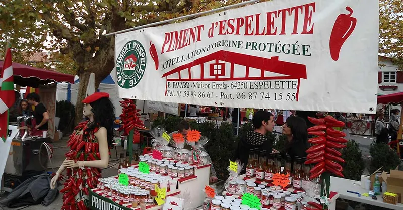 Piments d'Espelette AOP présentés sur un stand