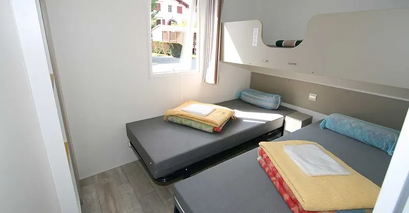 Chambre avec deux lits simples