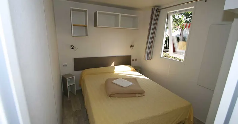 Chambre avec lit double de 140 cm