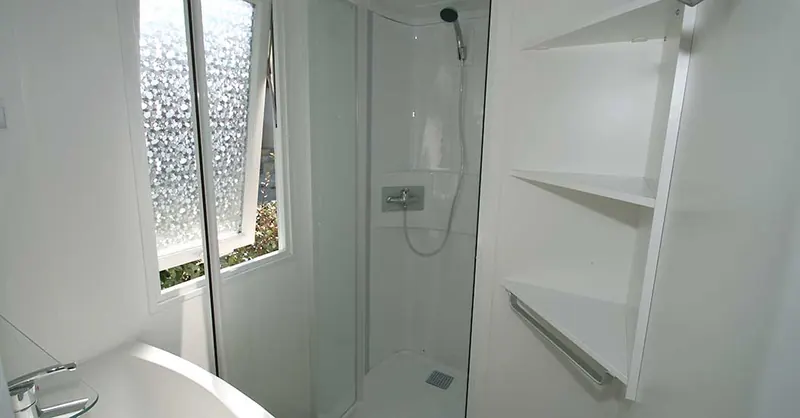 Salle d'eau avec cabine de douche