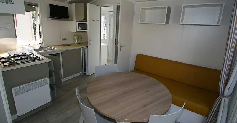 Séjour et kitchenette équipée du mobil-home