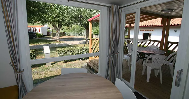 Terrasse d'un mobil-home du camping