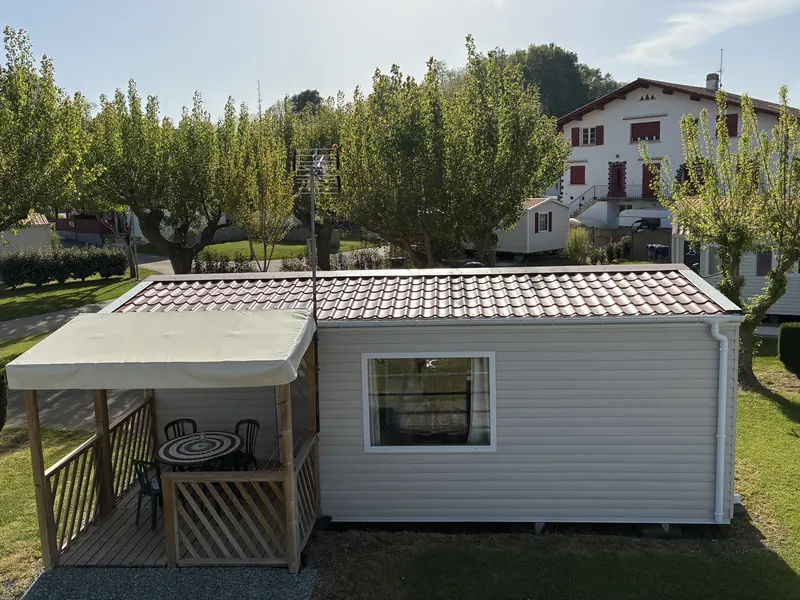 Mobil-home climatisé avec terrasse couverte au Camping Alegera