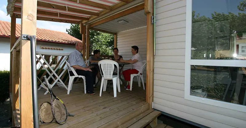 Soirée en famille sur la terrasse