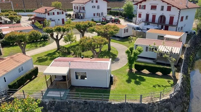 Allées arborées entre les mobil-homes