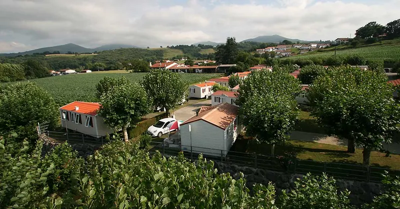 Les mobil-homes du camping face à la campagne basque