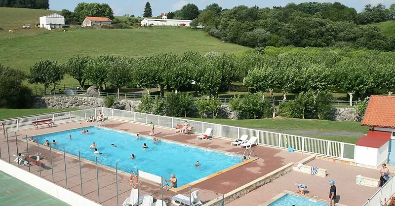Piscine du Camping Alegera au milieu de la campagne basque