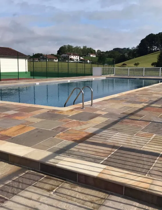 Plages de la piscine du camping