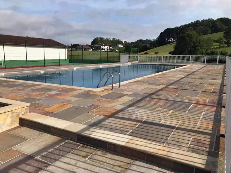 Piscine du camping face aux collines basques