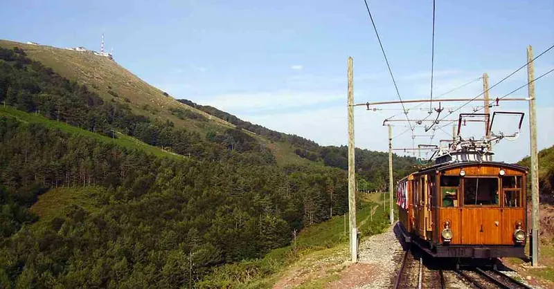 Le petit train de la Rhune dans la montagne basque